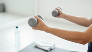 Cara-Efektif-Menghilangkan-Lemak-di-Lengan-dengan-Latihan-Dumbbell-Sederhana